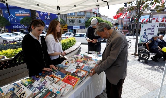 Dünya Kitap Hediye Etme Gününde 2 bin kitap dağıtıldı
