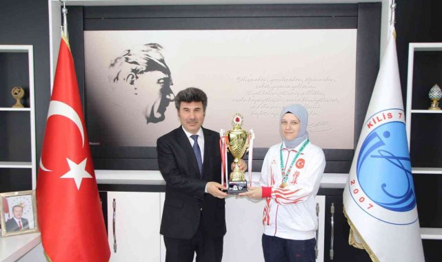 Dünya şampiyonu üniversite öğrencisinden Rektör Karacoşkun'a ziyaret