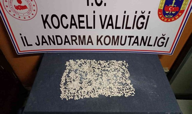 Durdurulan araçta 1827 uyuşturucu hap çıktı