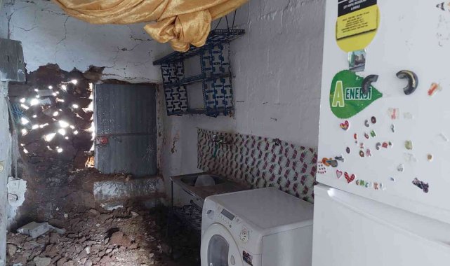 Duvarı yıkılan aile yardım bekliyor