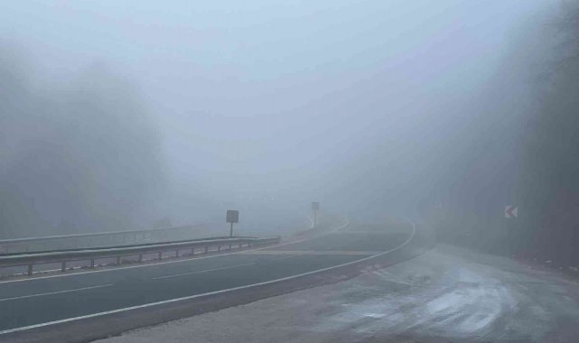 Düzce - Zonguldak D-655 Karayolu'nda sis etkili oluyor