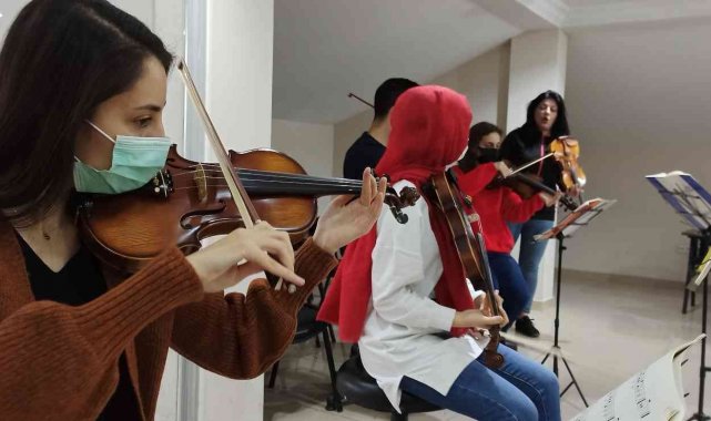 Düzce'de geleceğin keman virtüözleri yetişiyor
