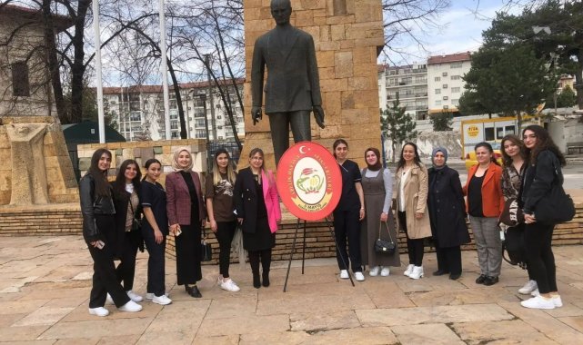 Ebelik Bölümü öğrencileri çelenk sundu