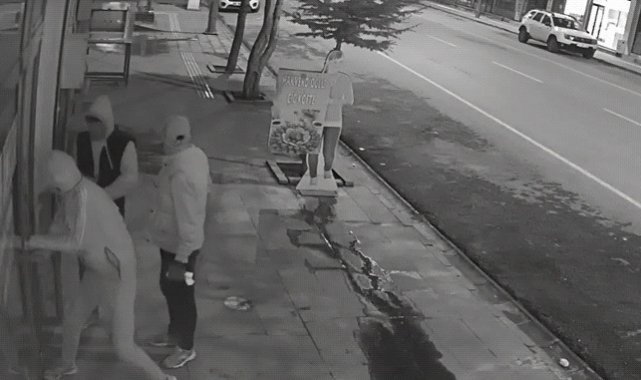 Eczane soygunu güvenlik kamerasına yansıdı