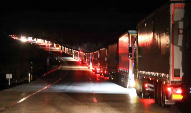 Edirne sınırındaki tır kuyruğunda 'mülteci' nöbeti