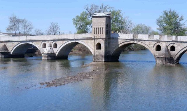 Edirne&#039;de nehirlerde son 5 yılın en kurak Nisan ayı yaşanıyor, adacıklar oluştu