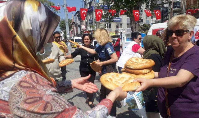 Edremit'te MHP'nin dağıttığı pideler kapışıldı