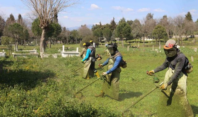 Efeler&#039;de mezarlıklar temizleniyor