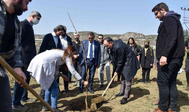 Eğitim ve araştırma amaçlı 180 adet meyve fidanı toprakla buluştu