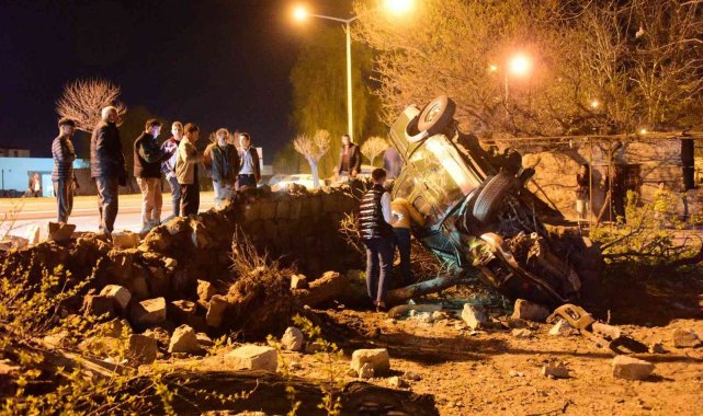 Ehliyetsiz sürücünün kullandığı araç müstakil evin bahçesine uçtu: 6 yaralı