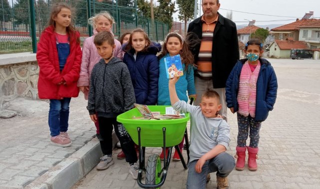 El arabası ile kitap dağıttılar
