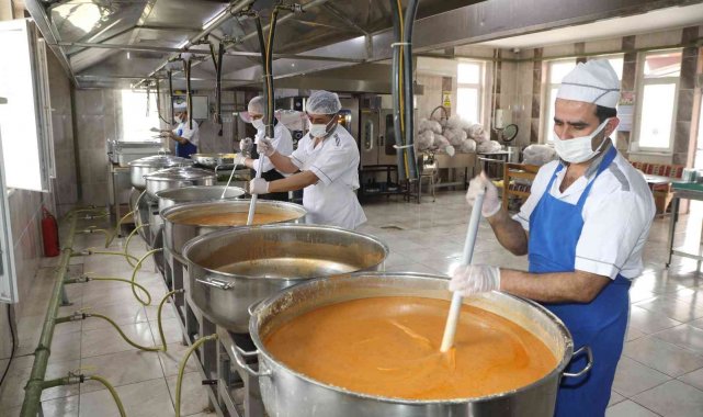 Elazığ&#039;da dev kazanlar iftar yemekleri için kaynıyor