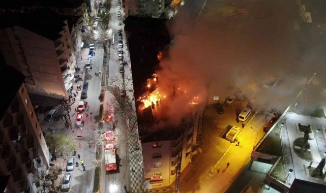 Elazığ'da geceyi gündüze çeviren bina yangını, onlarca insan tahliye edildi