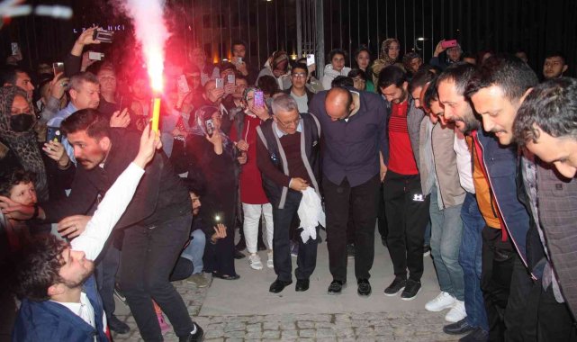 Elazığ'da geleneksel '23. sahur halayı' renkli görüntülere sahne oldu