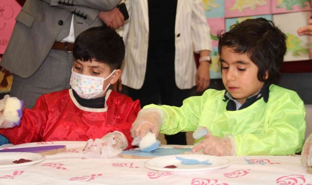 Elazığ&#039;da minik öğrenciler ahşap boyama etkinliğinde