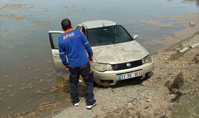 Elazığ'da otomobil göle uçtu, sürücü kendi imkanlarıyla araçtan çıkarak kıyıya yüzdü