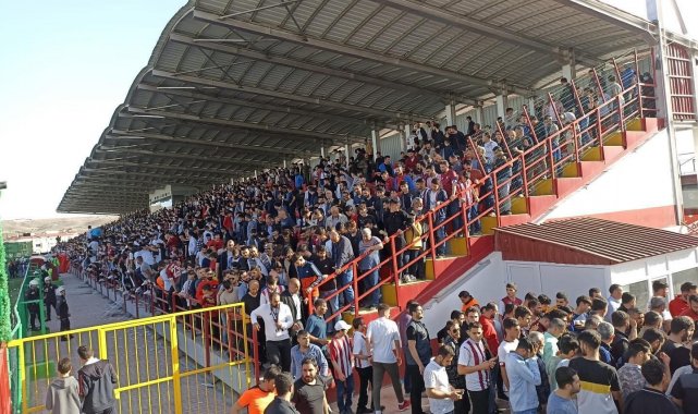 Elazığ'da tribünler, çatılar doldu taştı