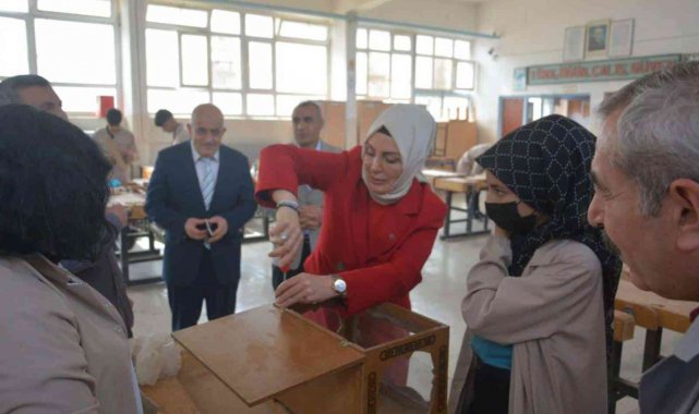 Eline aldığı tornavida ile örnek oldu