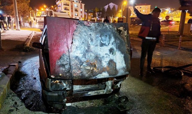 Emet&#039;te hareket halindeki araç yandı