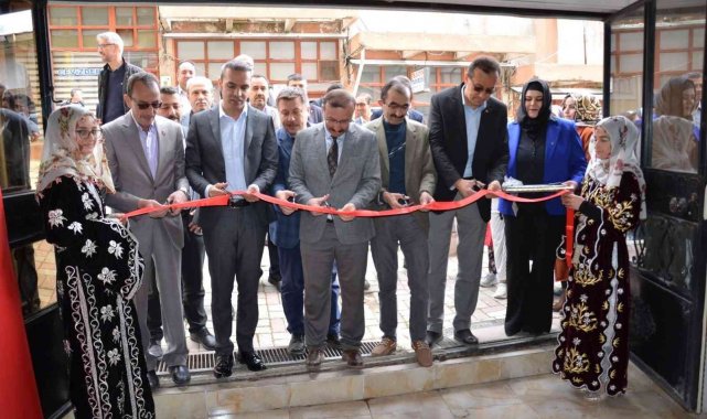 Emet'te resim ve el sanatları sergisi açıldı