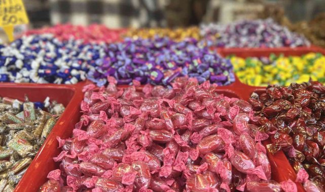Eminönü'nde rengarenk şeker ve lokumlar tezgahlardaki yerini aldı