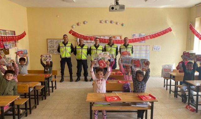 Emirdağ'da jandarma çocuklara bayrak dağıttı