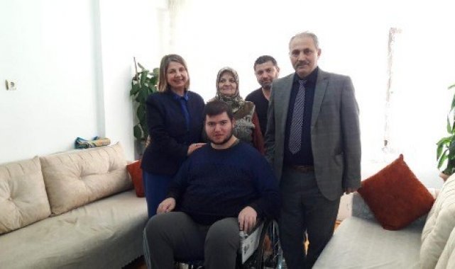Engelli gencin tekerlekli sandalye sevinci