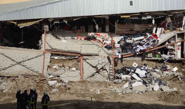 Erciş'te temel kazısı yapılırken yan taraftaki iş yerinin duvarı çöktü