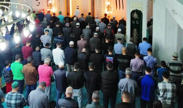 Erdek'te Kadir Gecesi Piri Reis Camii doldu taştı