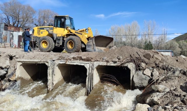 Eriyen kar suları köprüyü yıktı