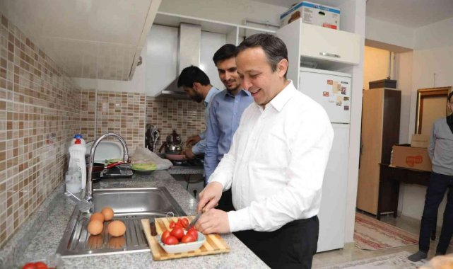 ERÜ Rektörü Çalış, öğrenci evinde sahur yaptı