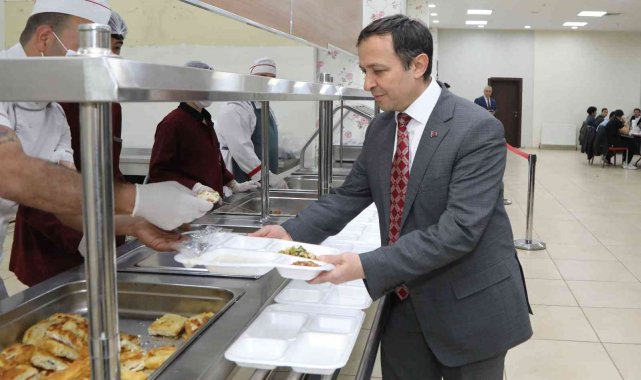 ERÜ Rektörü Çalış, öğrencilerle iftar yaptı