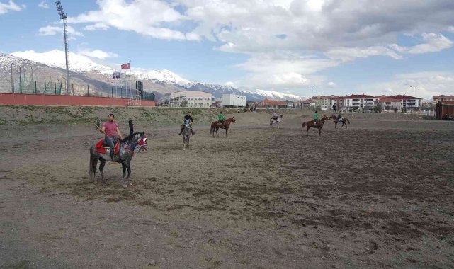 Erzincan'da ata sporu cirit yaşatılıyor
