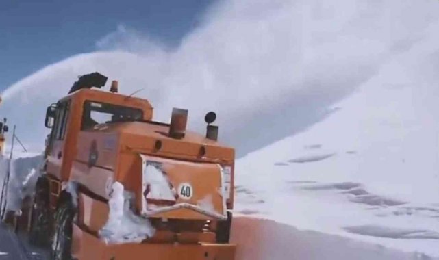 Erzurum-Tekman yolu 3 bin rakımda karla mücadele