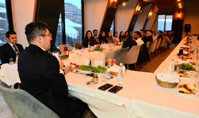 Erzurum Valisi Memiş, sağlık çalışanları ve öğretmenlerle iftarda buluştu
