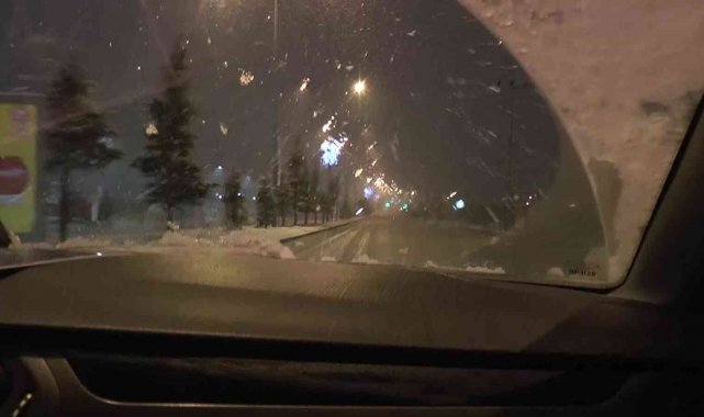 Erzurum'a kar sürprizi: İftar sonrası aniden bastıran kar yağışı vatandaşlara zor anlar yaşattı