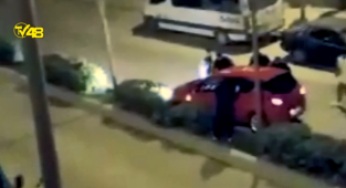 Esenyurt’ta eşi ile tartışan şahısın arabasını parçaladığı anlar kamerada