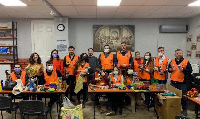 Eski oyuncakları tamir ederek çocukların yüzlerini güldürüyorlar