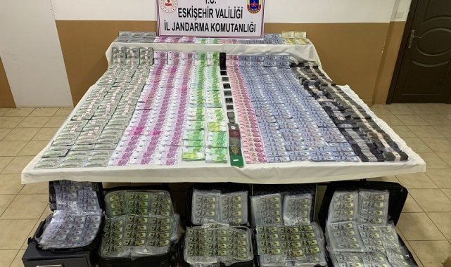 Eskişehir'deki besi çiftliğini sahte dolarla satın almak isteyen zanlılar İstanbul'da yakalandı