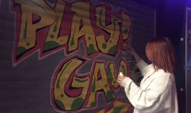 Eskişehir'in sokaklarını resimlerle süslüyor