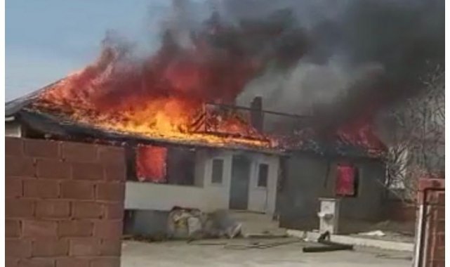 Etkili rüzgar yangına neden oldu