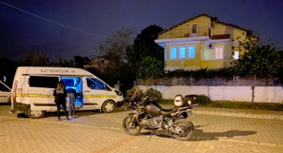 Ev arkadaşını çekiçle öldürdü