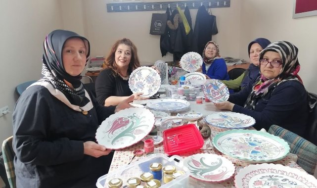 Ev hanımları çini kursunda hem stres atıyor hem aile bütçelerine katkıda bulunuyor