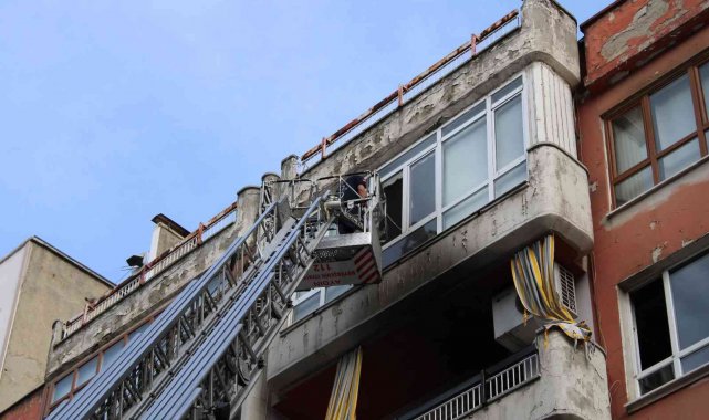 Ev yangınında 6 kişi dumandan etkilendi