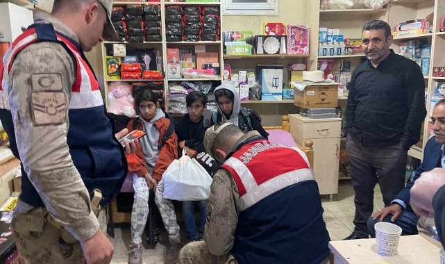 Evden kaçıp kaybolan kardeşleri market sahibi buldu