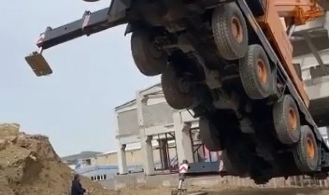 Fabrika inşaatında vinç şaha kalktı