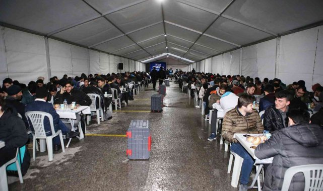 Farklı ülkeden binlerce öğrenci orucunu aynı sofrada açıyor