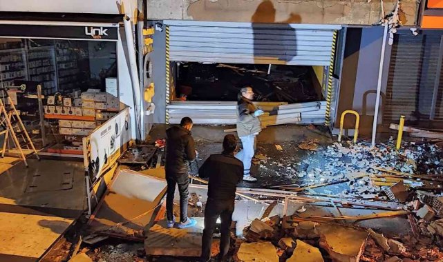 Fatih'te 4 katlı kapalı otoparkta yaşanan patlama yangına neden oldu