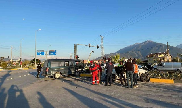 Fethiye'de kamyonet ile otomobil çarpıştı: 5 yaralı