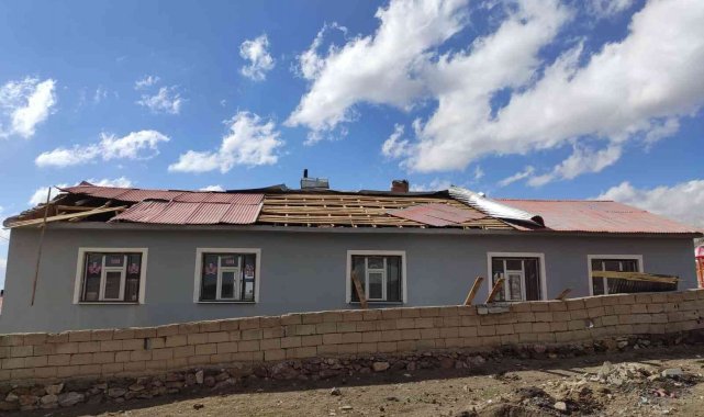 Fırtına çatıları uçurdu